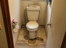 漏水により腐食したトイレ内のリフォーム